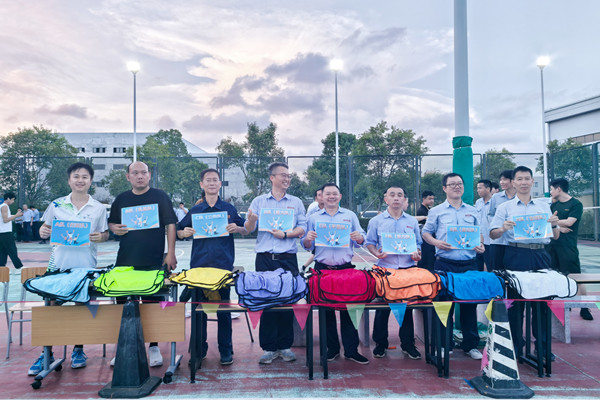 奇億金屬趣味運動會獲獎團隊與獎品合影